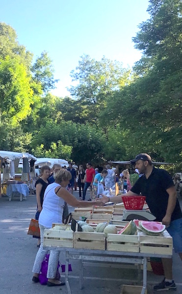 Marché estival à Séguret 
            en Provence, place Jean Moulin, été 2018