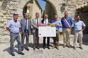  Signature de la Charte Paysagère et Environnementale 
                des Côtes du Rhône à Séguret